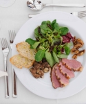 Herbstlicher Salat mit Walnüssen, Maronen und Entenbrust