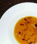 Hokkaido-Kürbiscremesuppe mit gerösteten Pinienkernen