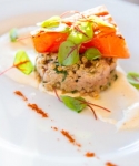 Gegrilltes Kalbstatar mit Limonencreme, Blutampfer und gegrillter Wassermelone