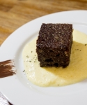 In Bangladesh-Tee gebratener orientalischer Brownie mit Chili-Mango-Frappé