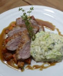 Barbarieentenbrust mit Kürbisspalten, Rahmwirsing und weihnachtlichen Gewürzorangensauce