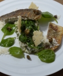 Gebratenes Doradenfilet Kapern-Zitronenrisotto und Blattspinat mit gerösteten Pinienkernen