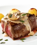 Das perfekte Steak mit hausgemachter Kräuterbutter, Röstkartoffeln und Grillgemüse