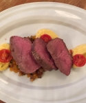 Gebratene Lammhüfte mit Ratatouille und cremiger Polenta