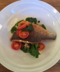 Gebratenes Doradenfilet auf Auberginenconfit und geschmolzenen Tomaten