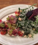 Blattsalat mit gebratenem Ziegenkäse im Speckmantel und Trauben