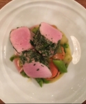 Schweinefilet im Kräutermantel auf glasiertem Frühlingsgemüse und neuen Kartoffeln
