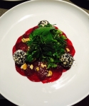 Ziegenkäse-Praline, Rote-Bete-Carpaccio und Walnuss-Vinaigrette mit Kräutersalat