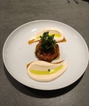 Geschmortes Paprikatatar mit Schafskäsecrème und frittiertem Rucola