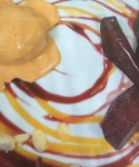 Rotweinbirne mit Nougatparfait und weihnachtlicher Gewürzsabayon