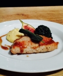 Schweinescallopine à la Saltimbocca mit cremiger Polenta, Blattspinat und Salbei