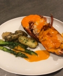 Gratinierter Homard à l'Américaine mit grünem Spargel