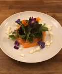 Lachs-Sashimi mit Zitrus-Hüttenkäse und frischem Wildkräutersalat