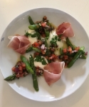 Grüner Spargel mit Sauce Vierge, luftgetrocknetem Schinken und Parmesanschaum
