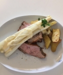 Rosa gebratener Kalbstafelspitz mit Spargel, La Ratte-Kartoffeln und Sauce Hollandaise
