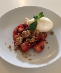 Erdbeersalat mit Minze, Spargeleis und Mandelcrunch