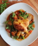Brust und Keule vom Stubenküken mit grünem Spargel, Steinpilzen und Kerbeljus