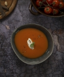 Aprikosen-Tomate-Suppe mit Mandelcreme
