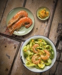 Caesar Salad mit gebratenen Garnelen und Mangorelish