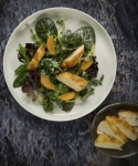 Grüne-Soße-Salat mit Orangenfilets und gebratener Hühnchenbrust