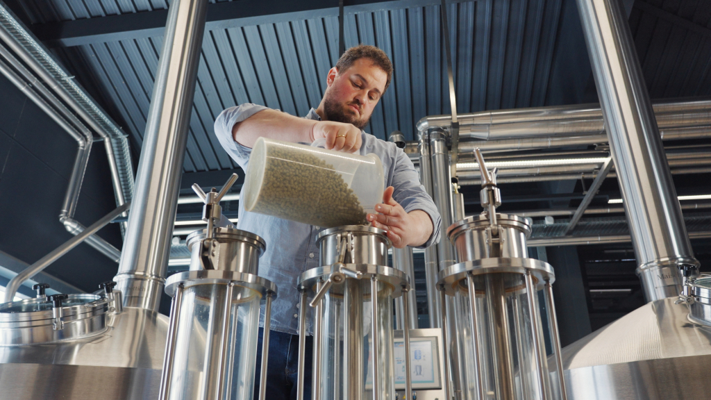 Foto: Braumeister Julian Menner, Glaabsbräu, bei der Hopfenangabe. ©Glaabsbräu