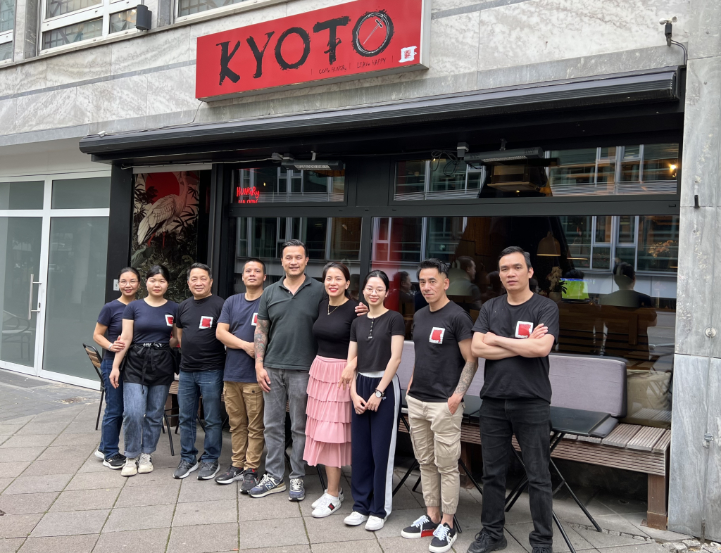 Foto: The Phong Huynh in der Mitte, zusammen mit Familie und Mitarbeitenden © Kyoto Restaurant
